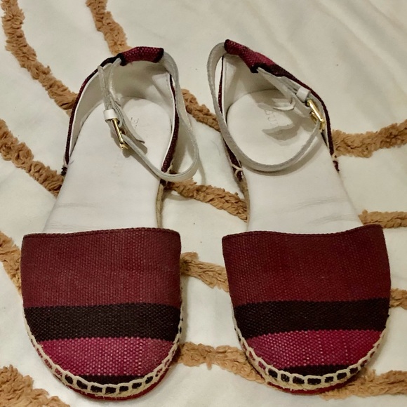 Burberry Sandals, only wear it about twice. In nice condition almost like new. - Picture 5 of 6